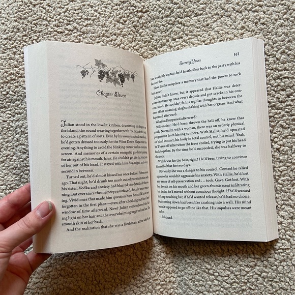 🌸 Tessa Bailey 🌸 “Secretly Yours” paperback book - Picture 5 of 7